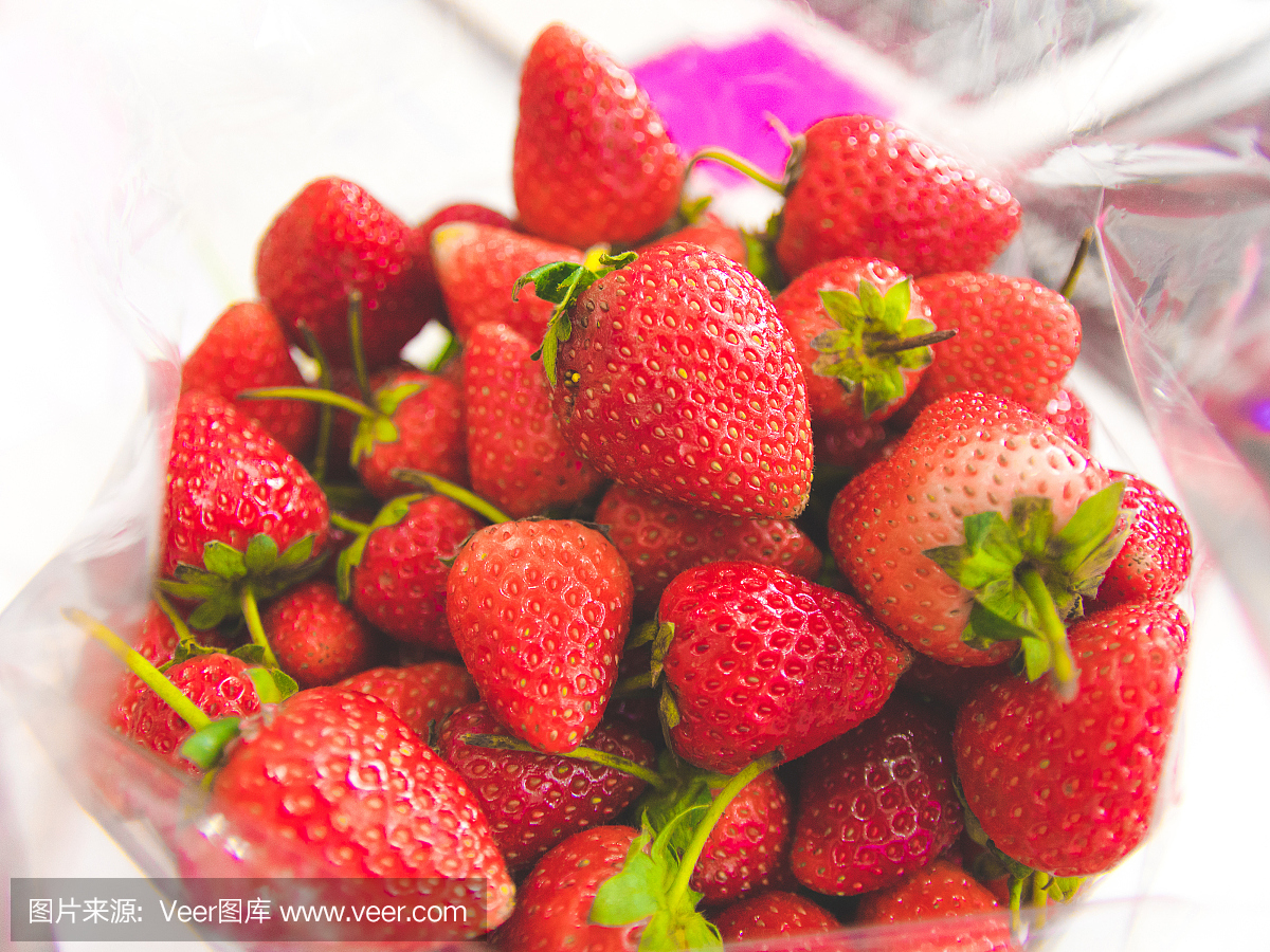 农场收获新鲜草莓。红色水果含有维生素A,有益