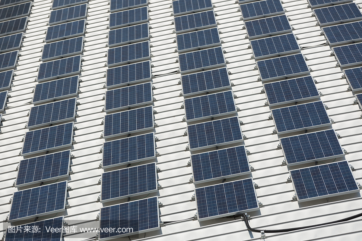 太阳能电池板安装在屋顶上