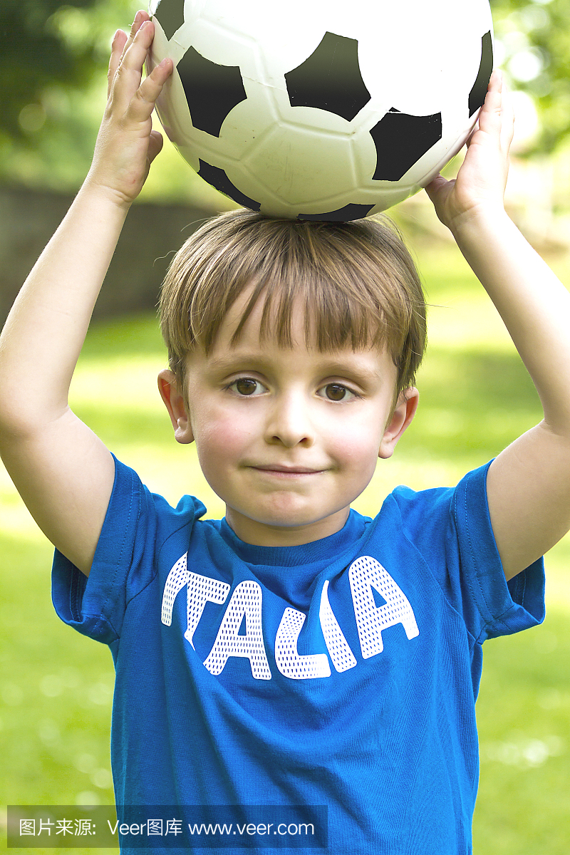 意大利小孩头上有足球
