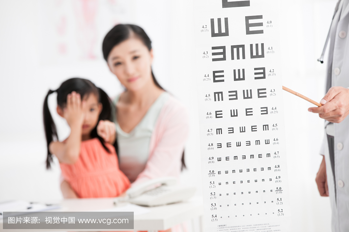 视力抱着女生女孩v视力正在扒海南岁母亲15衣图片