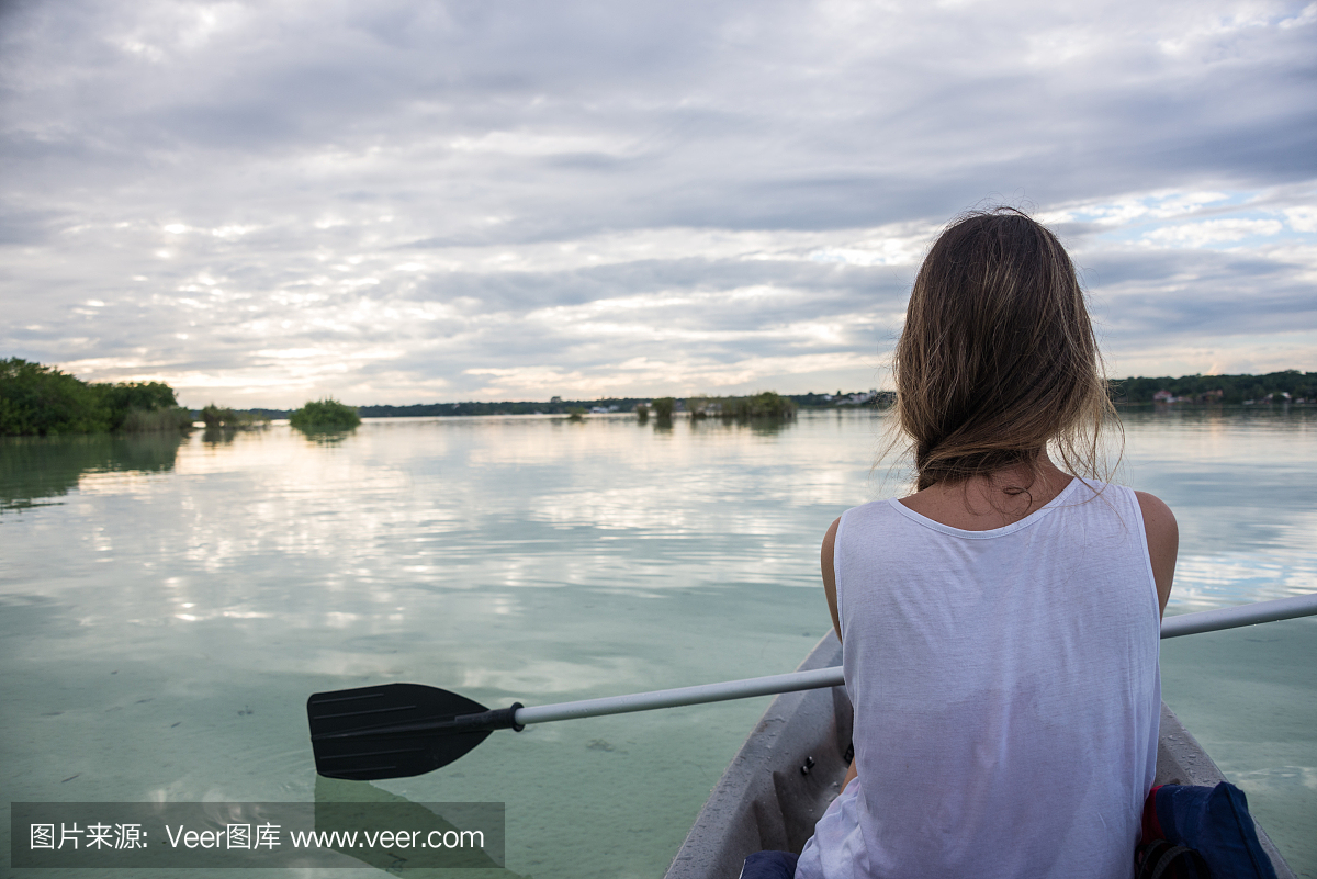 小女孩皮划艇在巴卡拉,坎昆附近,旅行墨西哥。