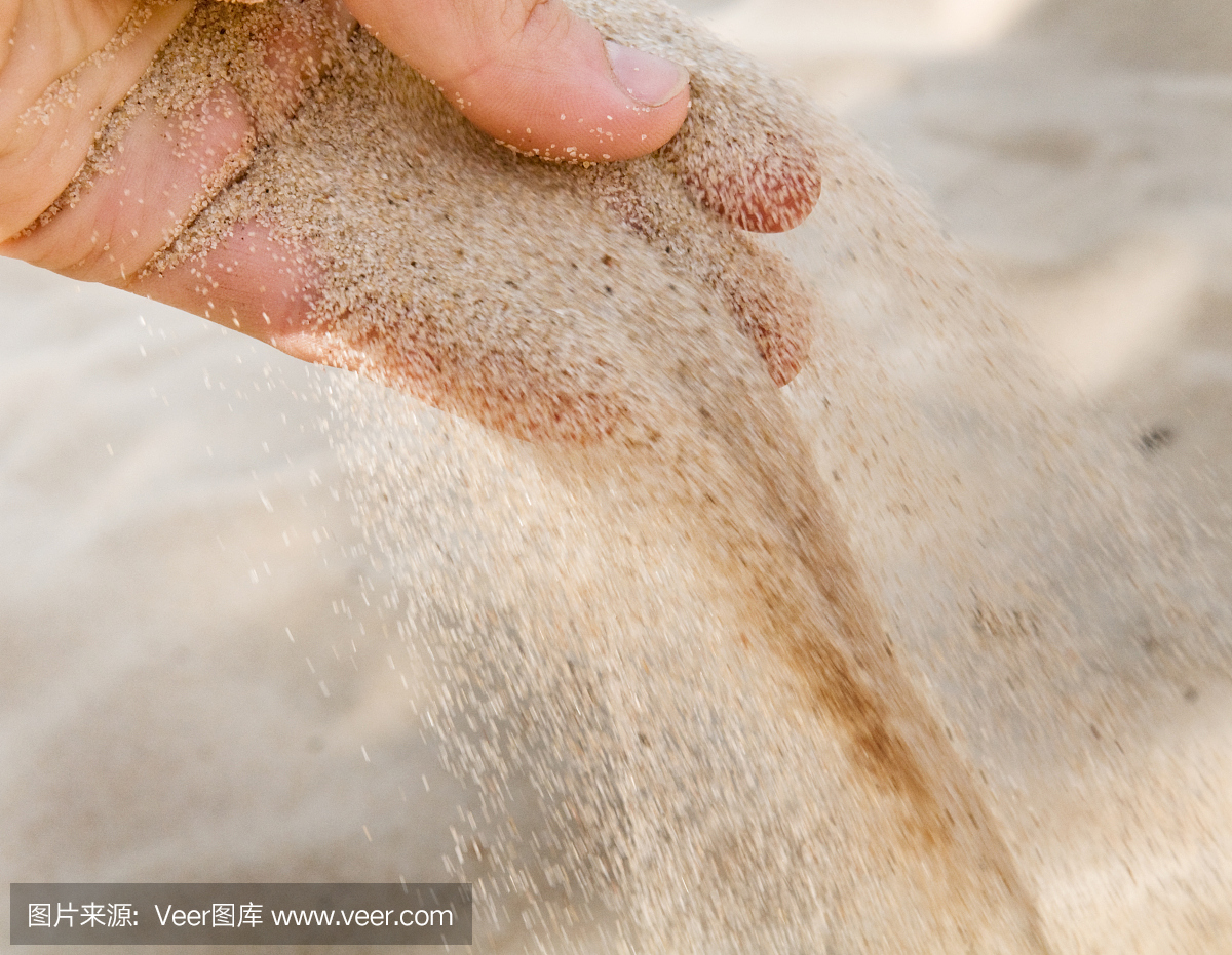 沙子洒在手指上。