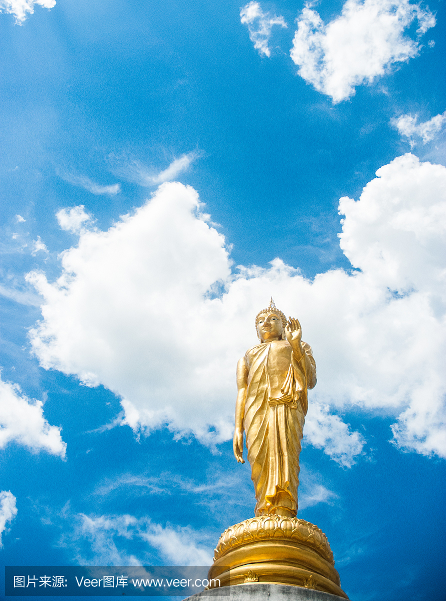 大金色的菩萨雕像与蓝天,泰国