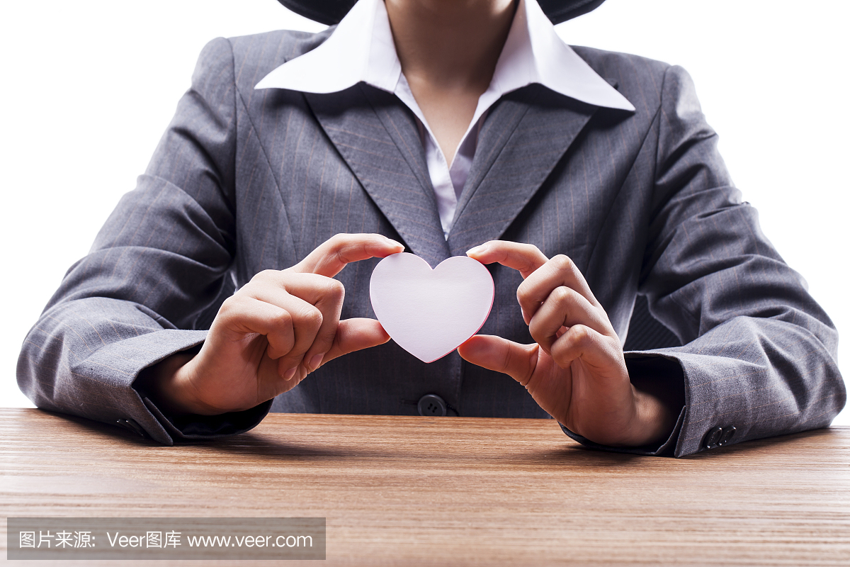 拿着心形纸的女商人剪掉