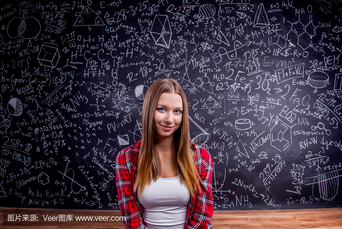学生用数学符号反对一个大黑板