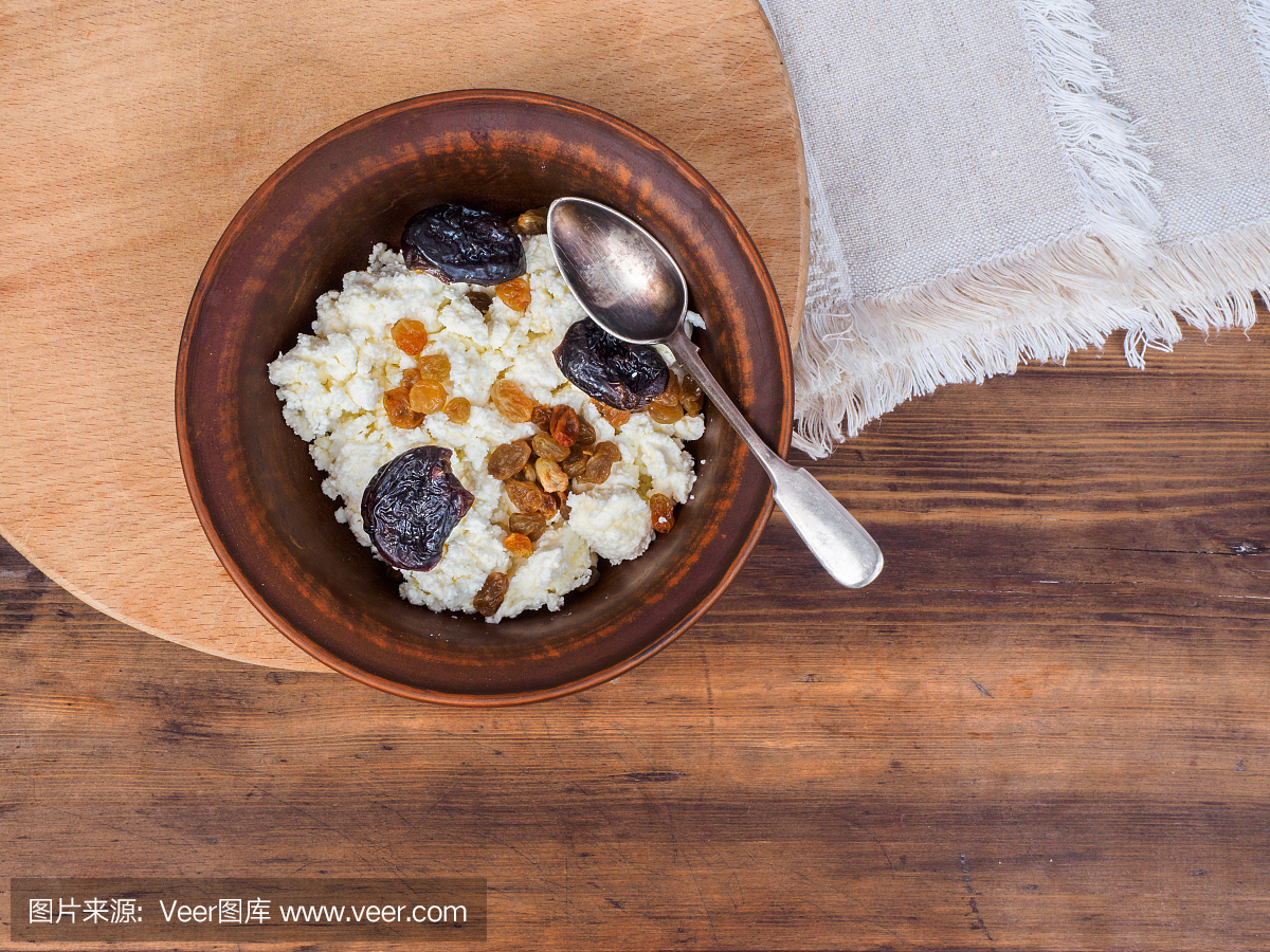 凝结在葡萄干的陶碗里,杏干和桌子,菜板和桌布