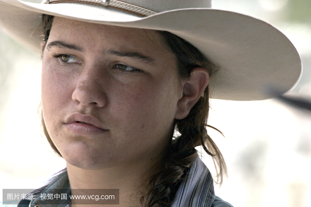 牛仔节一个年轻女性牧场主的肖像。美国小镇七