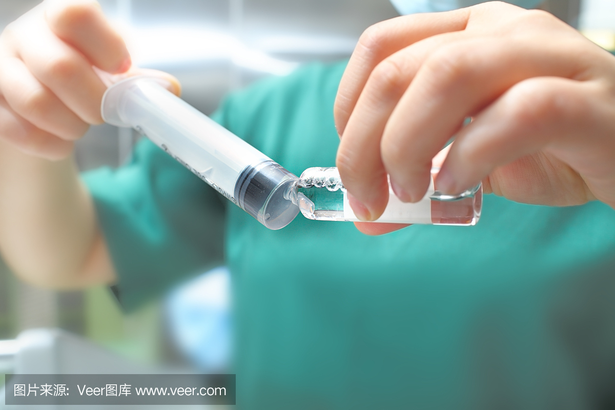 安瓿瓶和注射器在美女的手中。生活照片护士同一图片