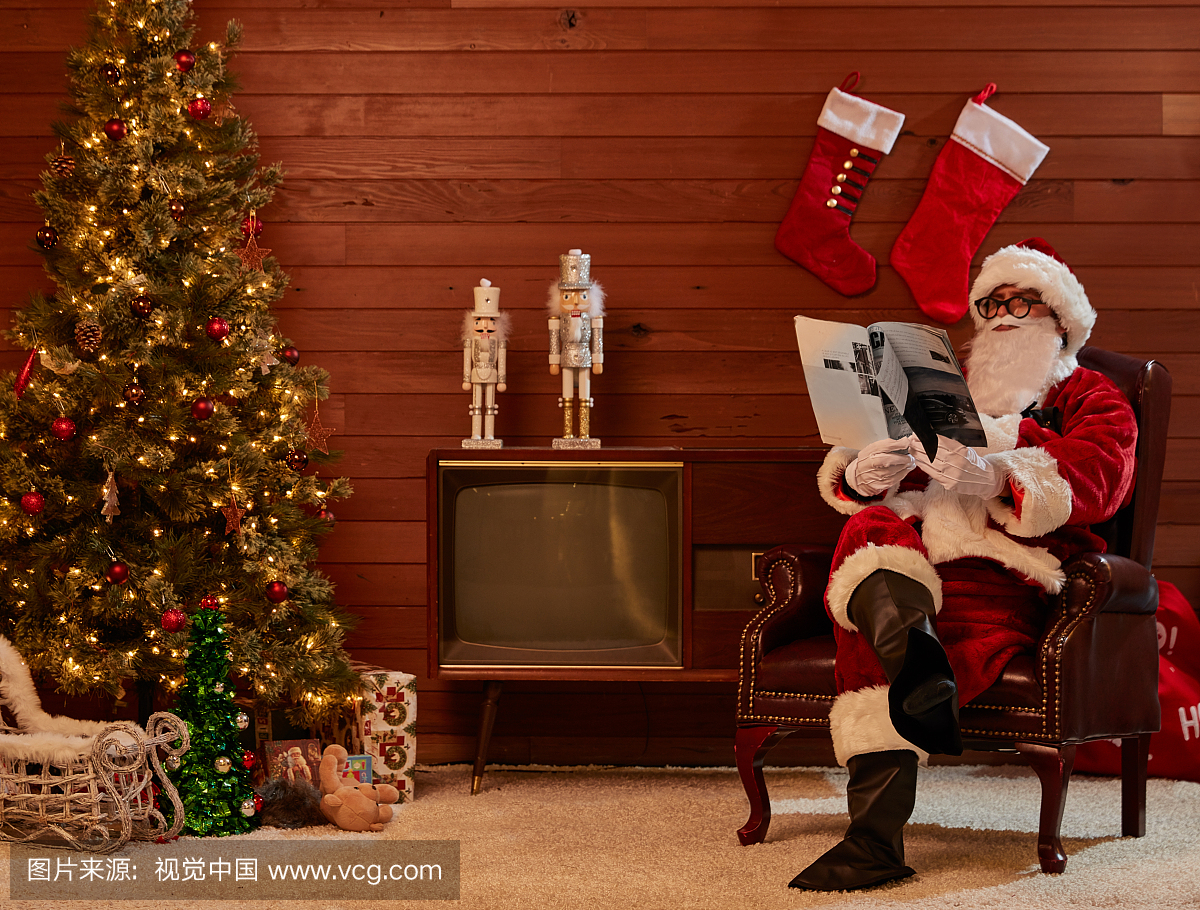 圣诞老人读了一本杂志