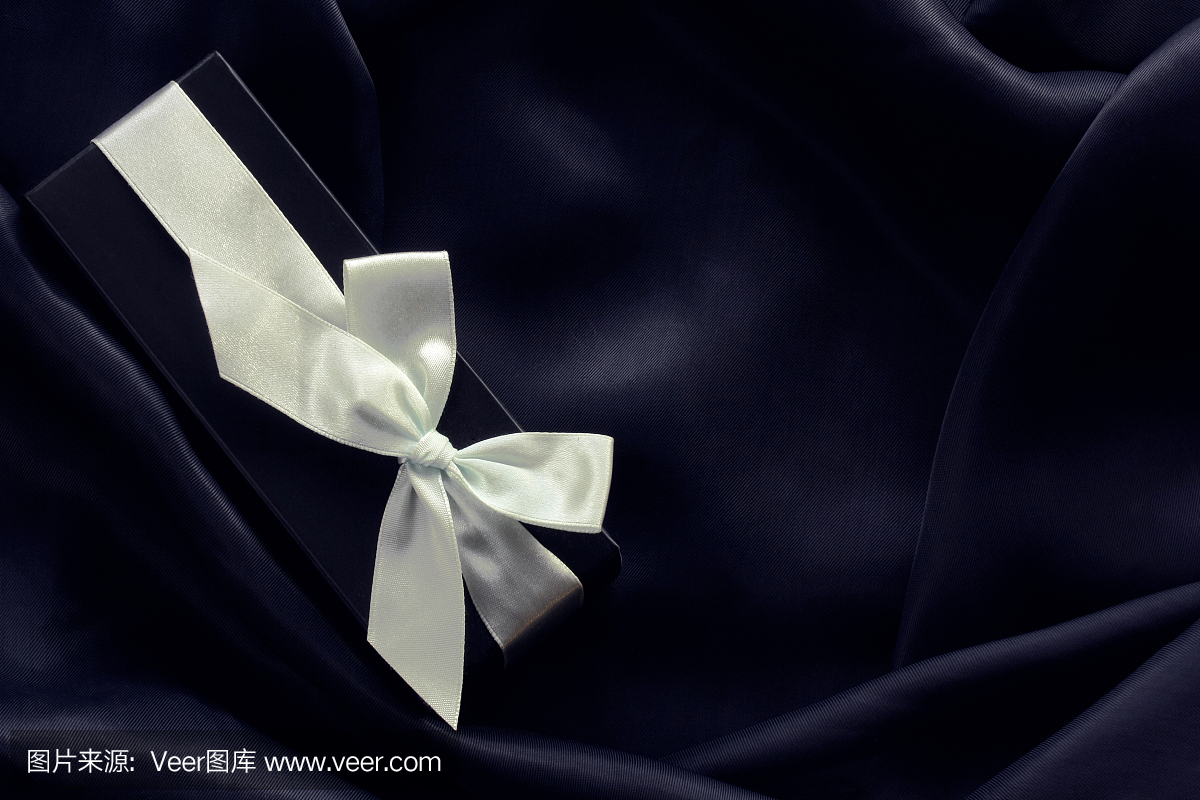 假日黑色礼物盒与白色丝带