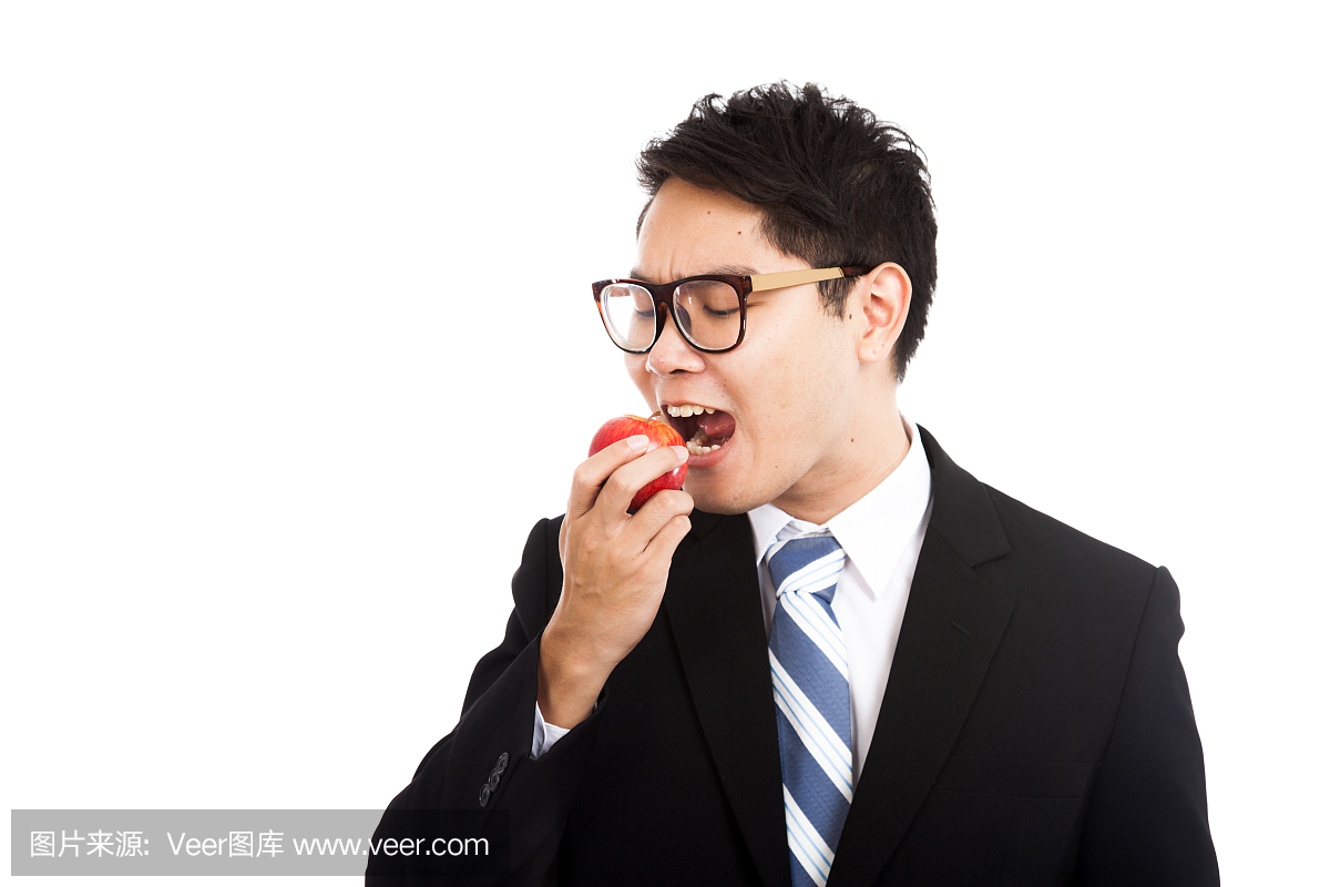 健康的亚洲商人吃红苹果