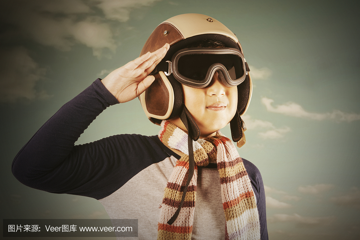 男孩戴头盔时给予尊重的姿态