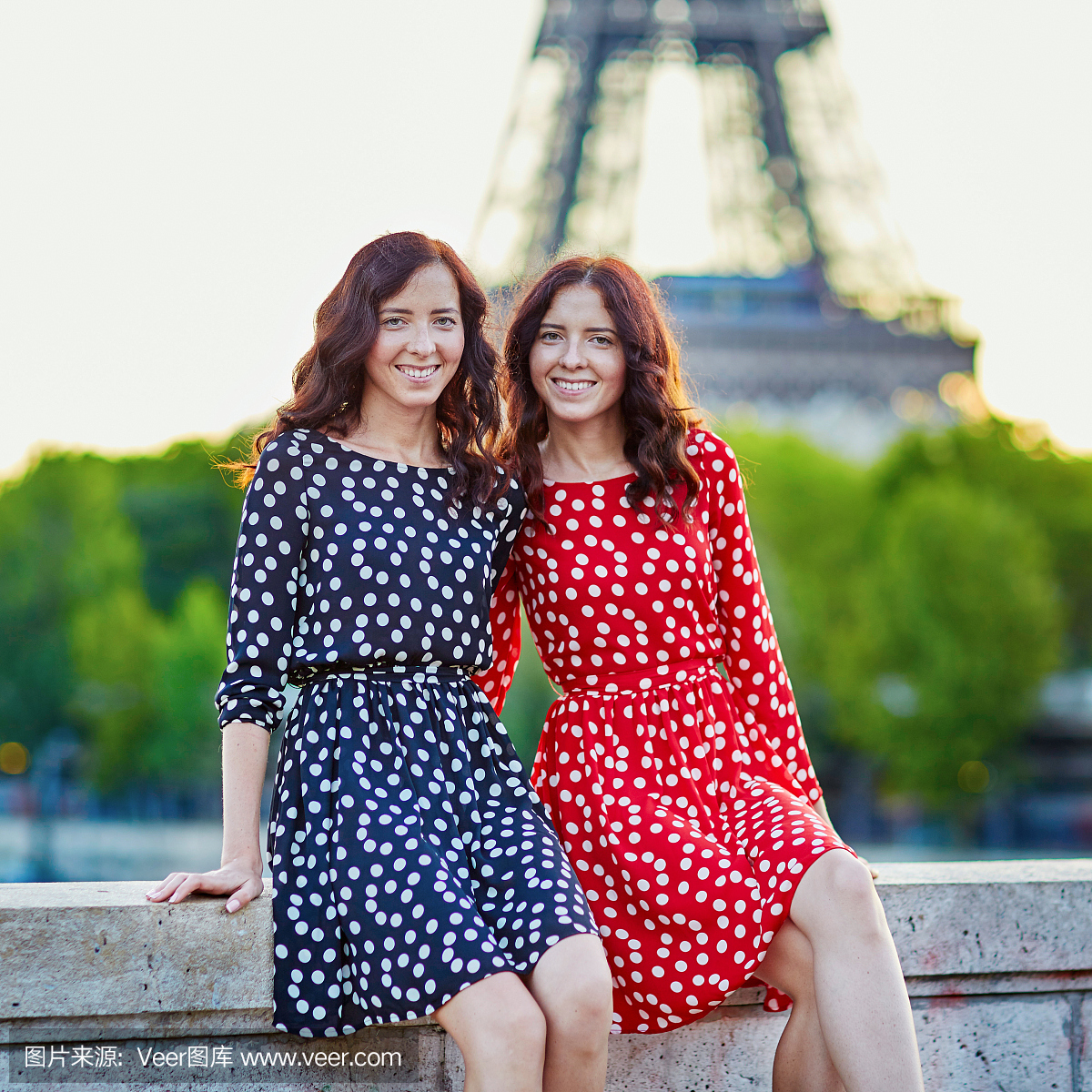 在法国巴黎埃菲尔铁塔附近的双胞胎姐妹