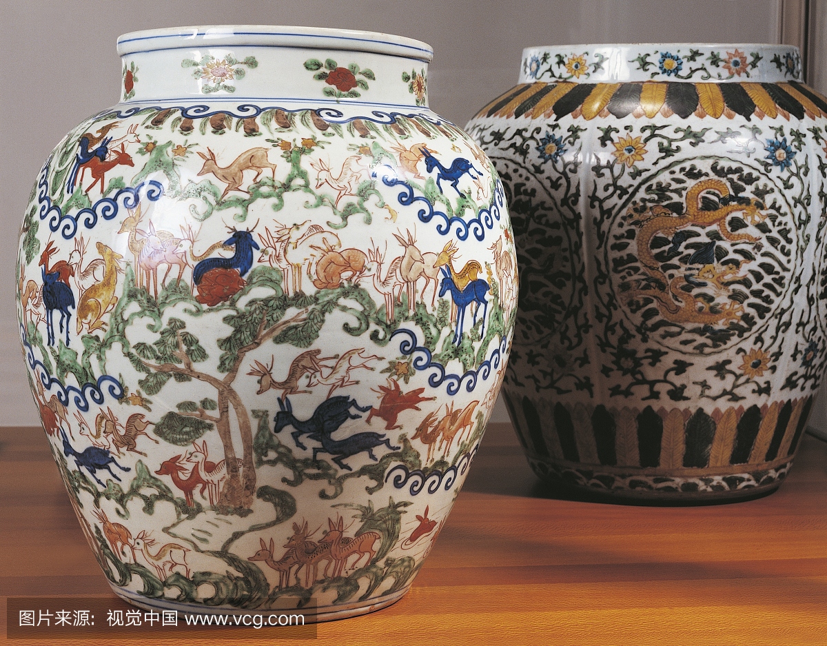 花瓶有一百只鹿图案,来自中国南方的瓷器,景德