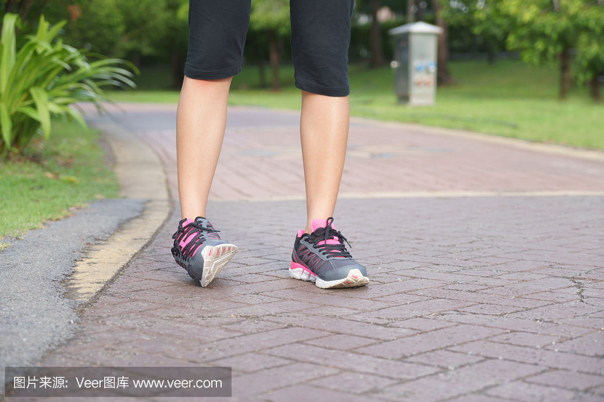 运动型女人脚踝扭伤,而慢跑或跑步在公园