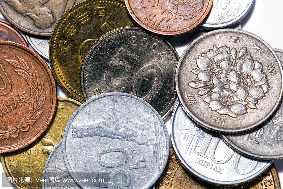 斯洛伐克,日本,印度尼西亚,韩国的堆栈硬币在白