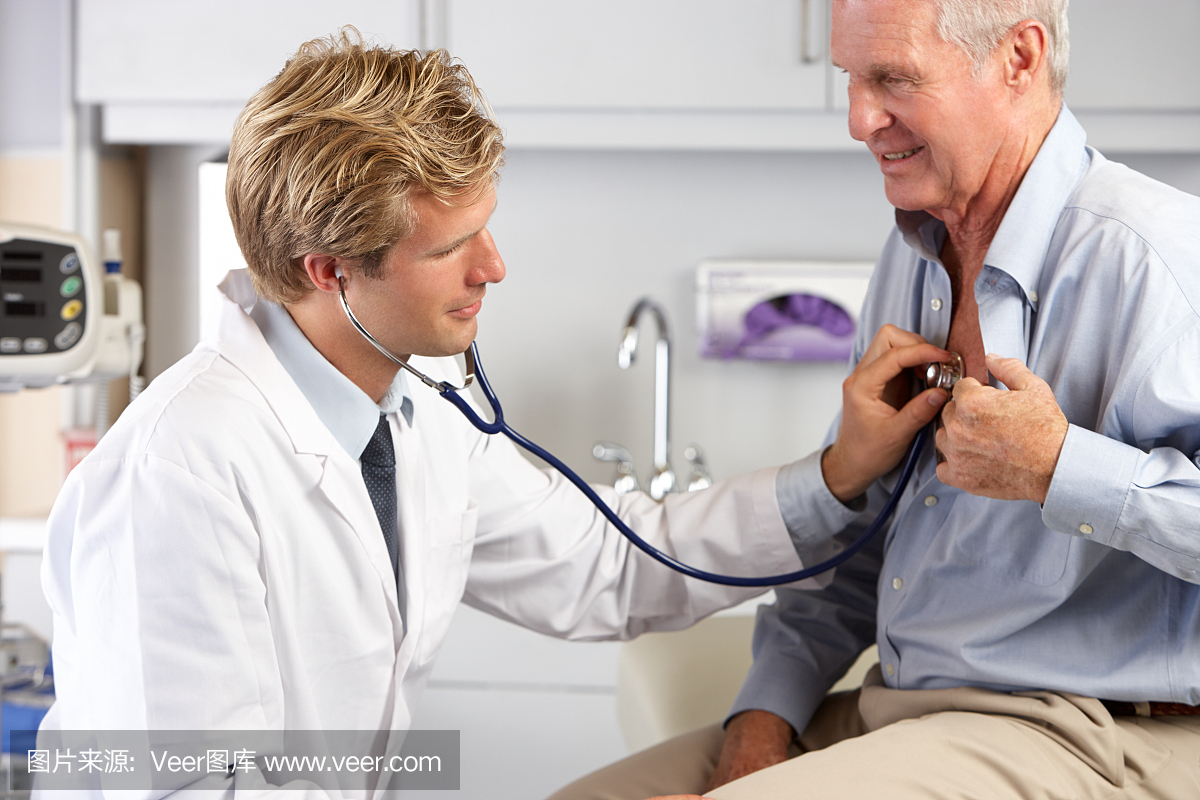 医生用听诊器检测患者的心律失常