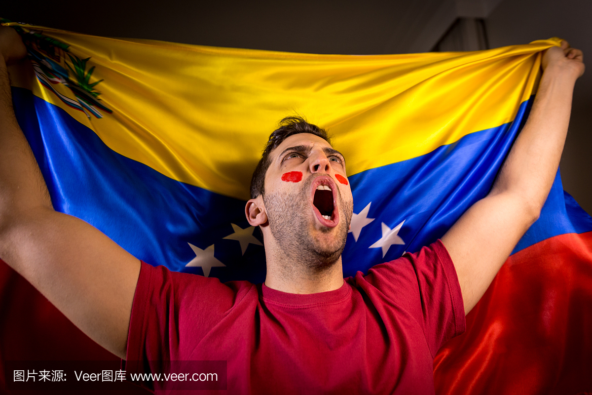 委内瑞拉人挥舞着委内瑞拉国旗