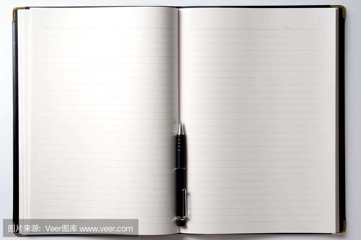 在白色背景上打开空白笔记本的孤立的镜头