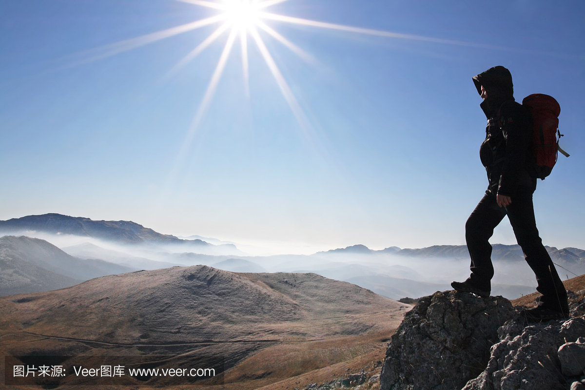 背着,扛,驮负,扛住