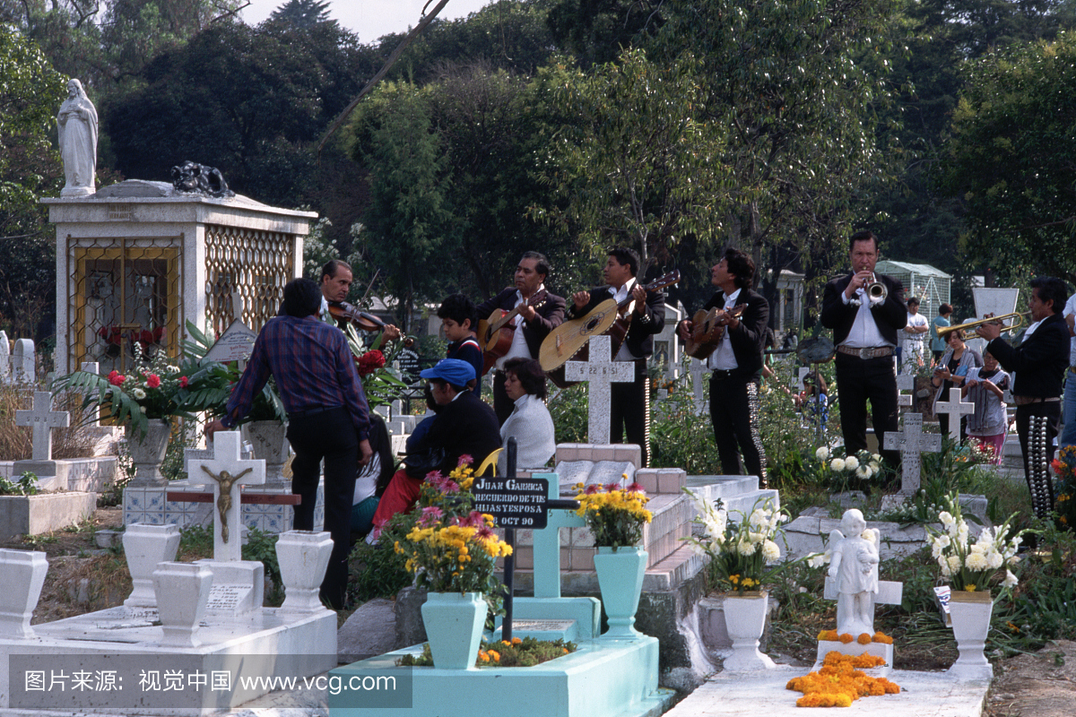 o Music at a Cemetery on the Day of the Dead