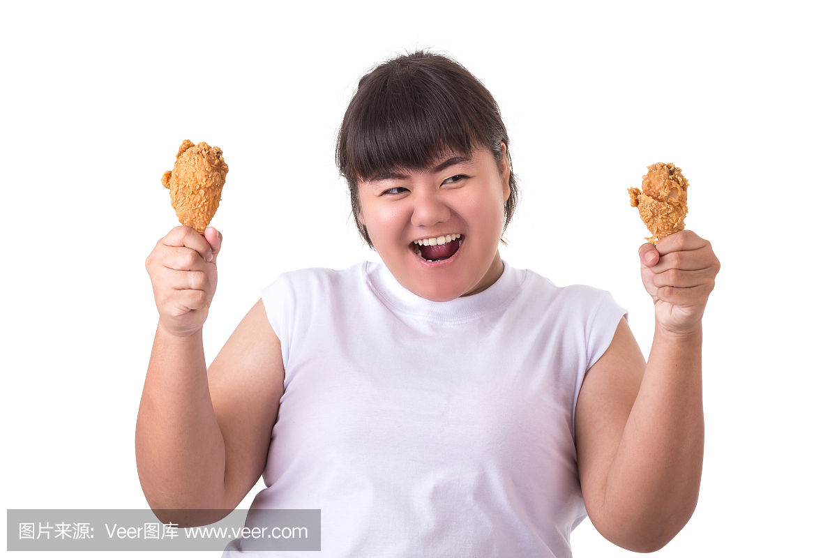 拿着和吃炸鸡的肥胖亚裔妇女被隔绝在白色。食