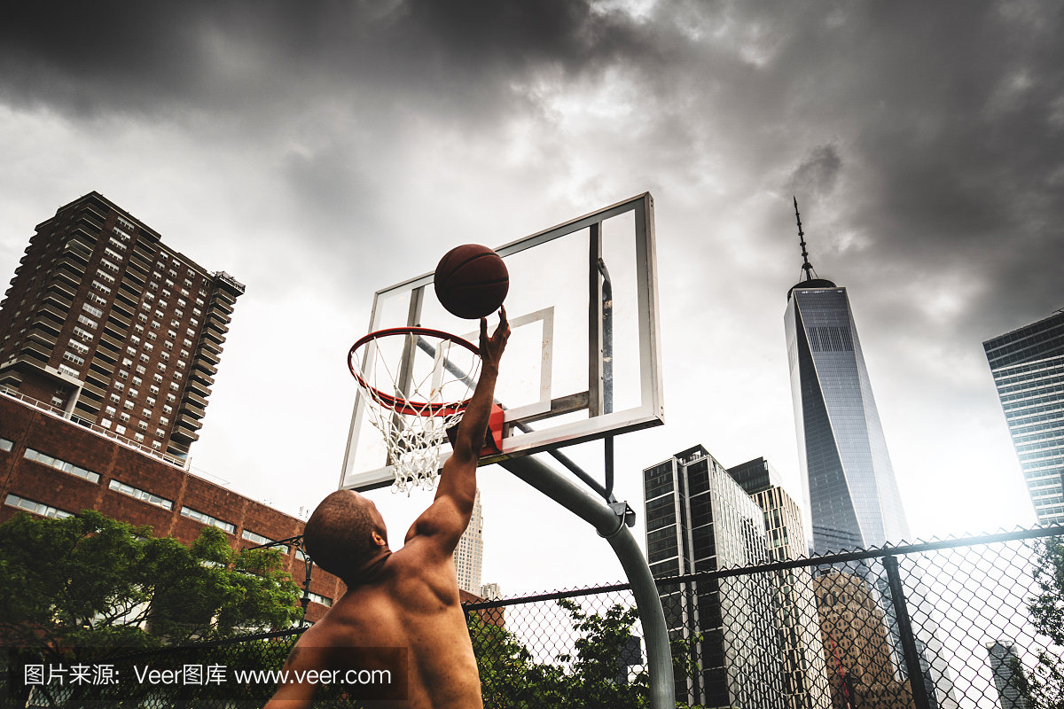 街头篮球运动员做一个大满贯的扣篮