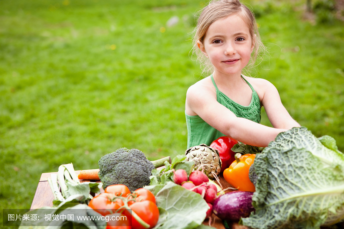 小女孩分拣水果和蔬菜