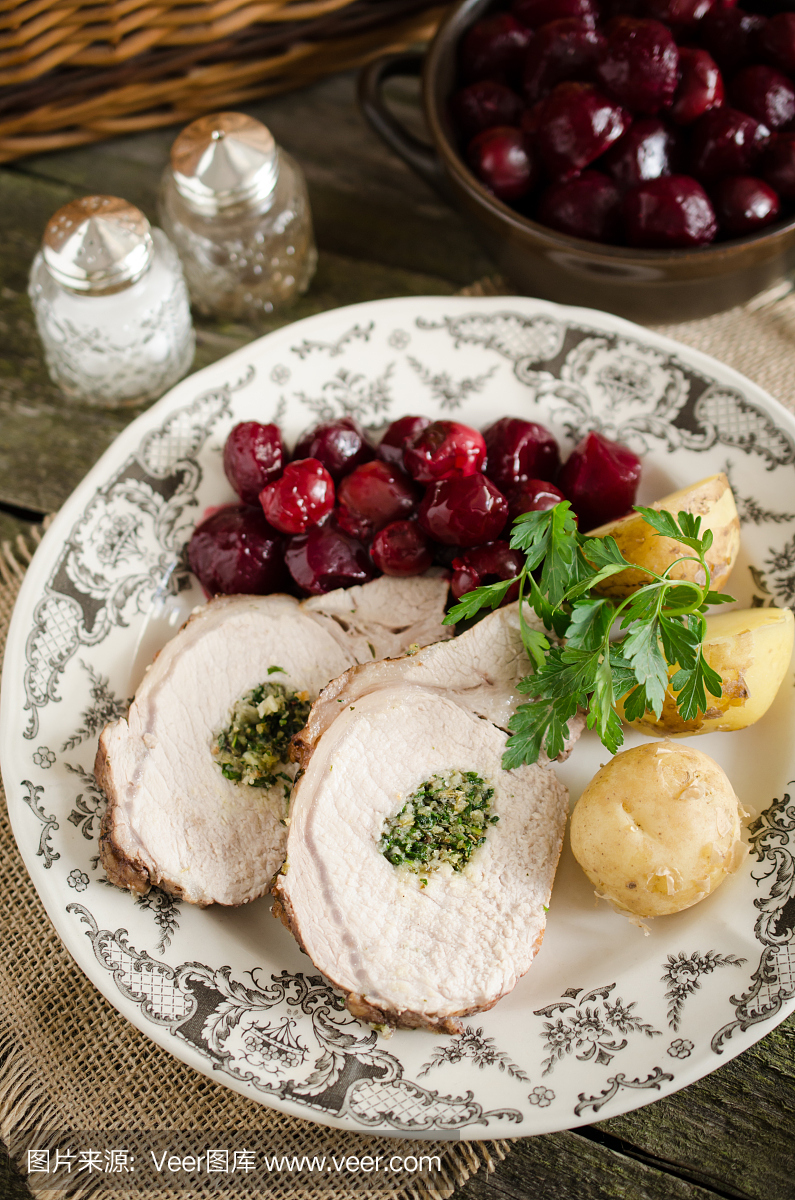 猪肉腰肉用草药和黄油馅