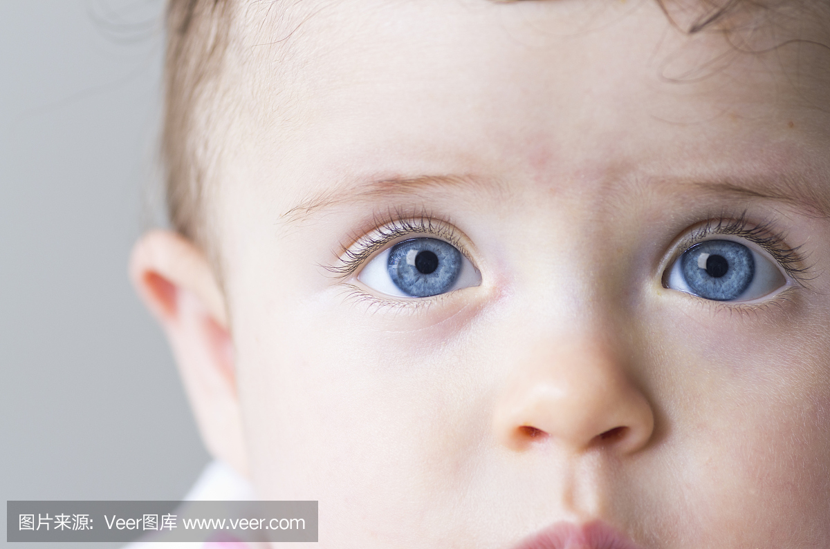 一个8个月大的女孩的美丽的眼睛