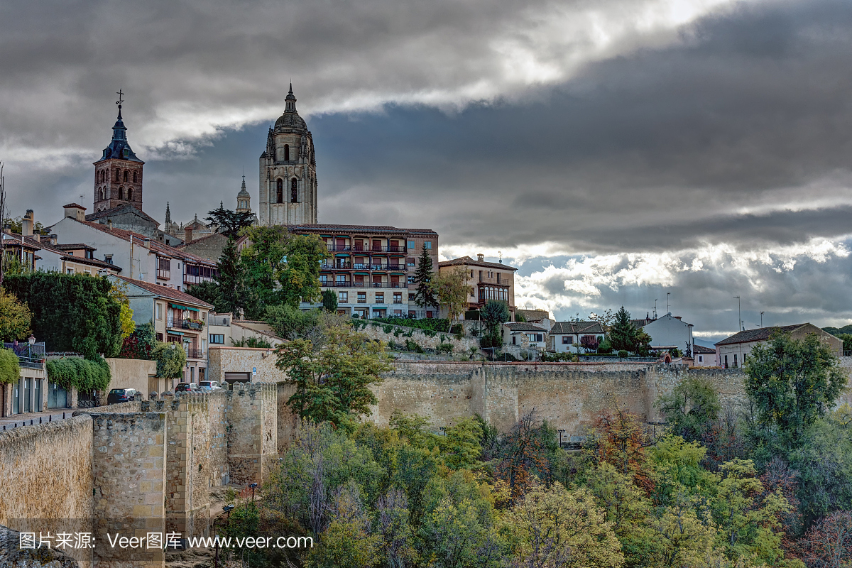 在塞戈维亚大教堂上的乌云