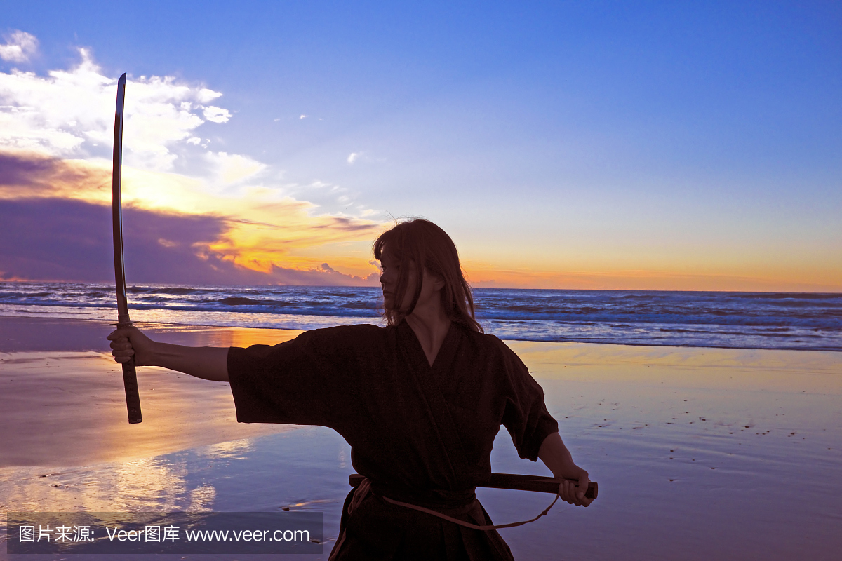 日本武士的年轻武士妇女(Katana)在日落时
