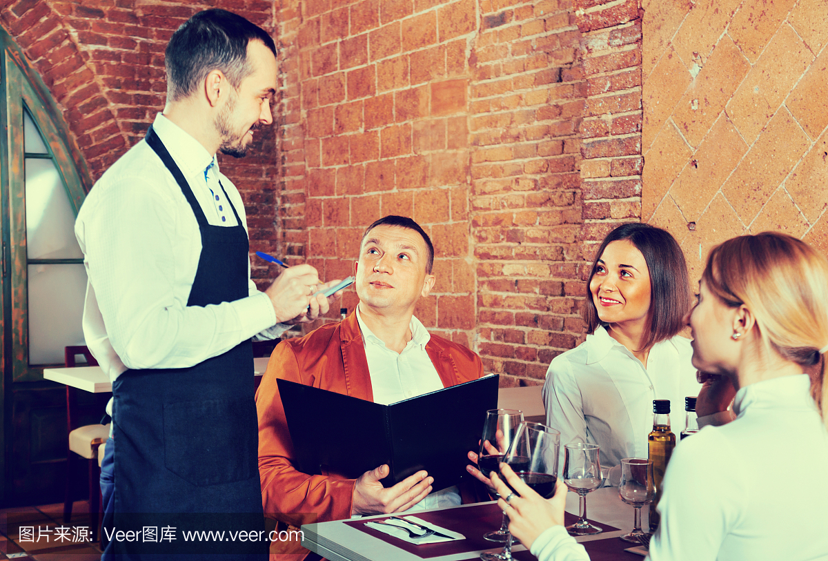 男服务员从游客接受订单
