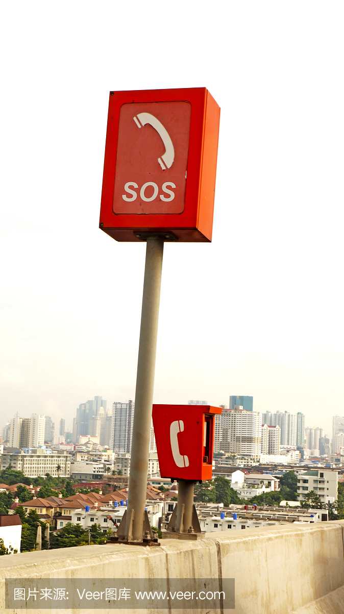 橙色SOS电话箱在高速公路
