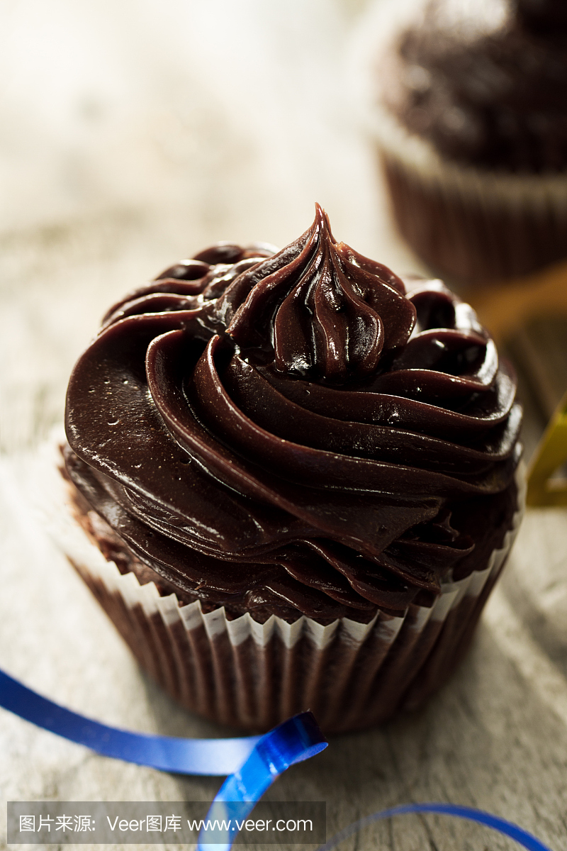 美味的巧克力蛋糕特写镜头在旧的木制背景上。