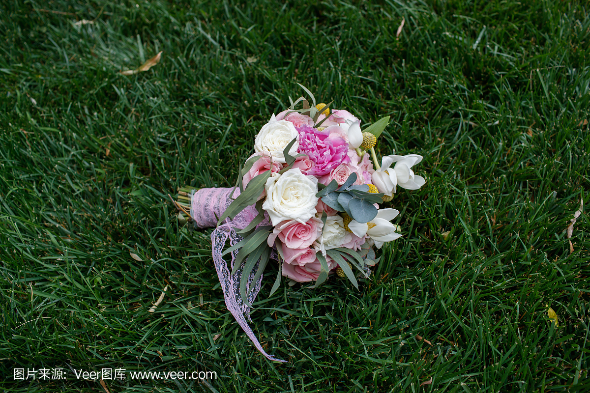 在草坪上的婚礼花束