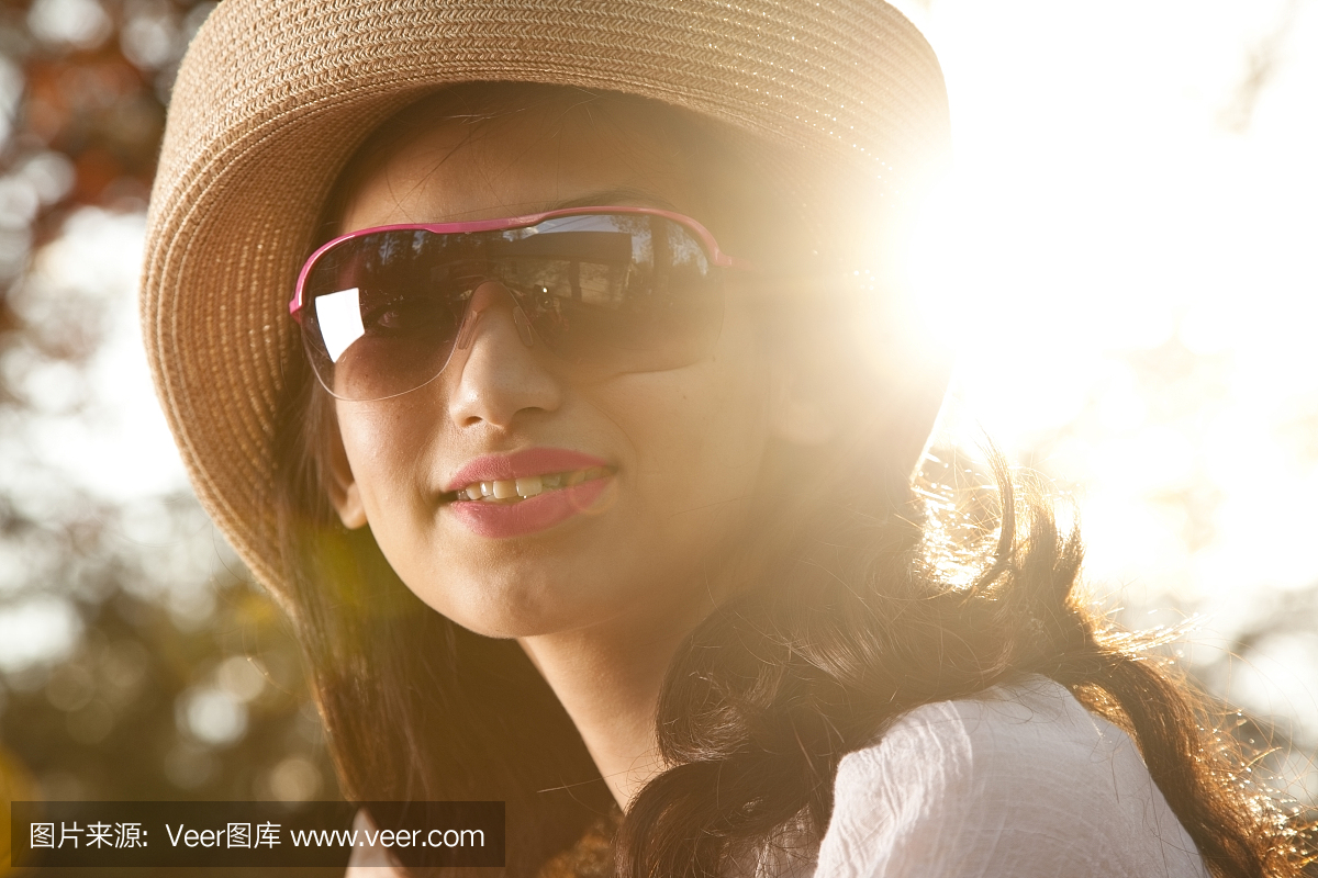 肖像:俄罗斯\/中国的女孩在阳光下。