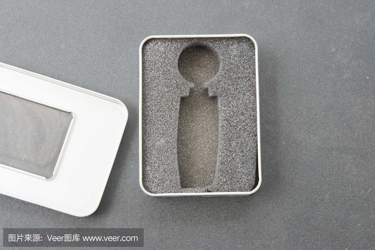 在黑色背景上的金属盒子