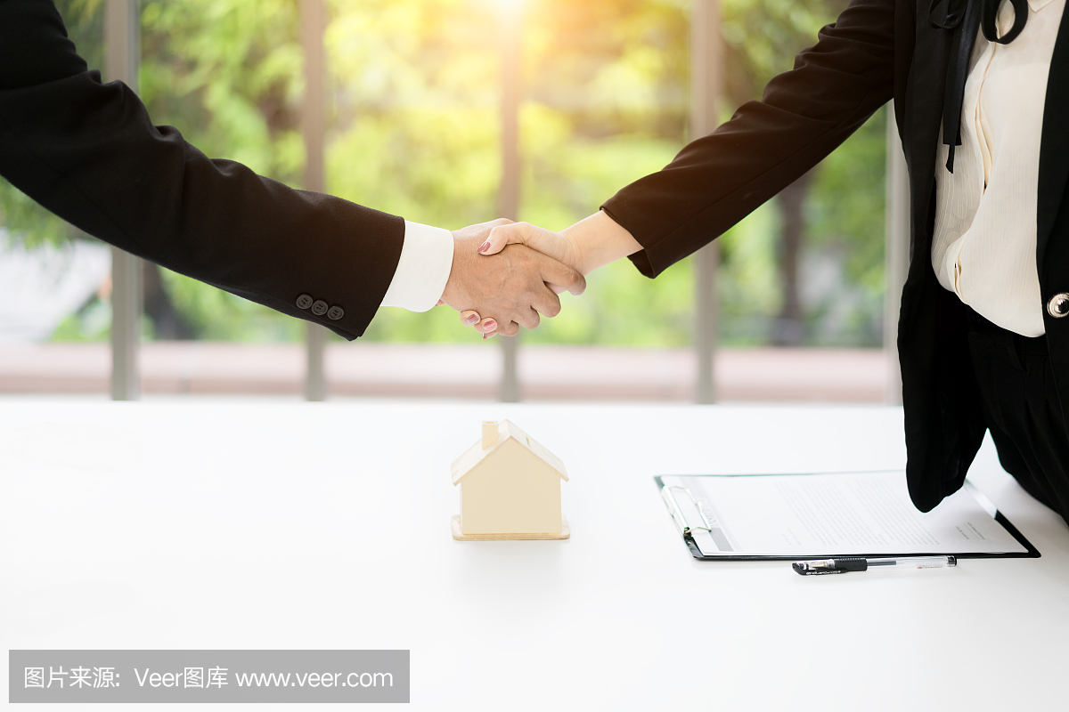 房地产经纪人和客户签订合同后握手:房地产,住