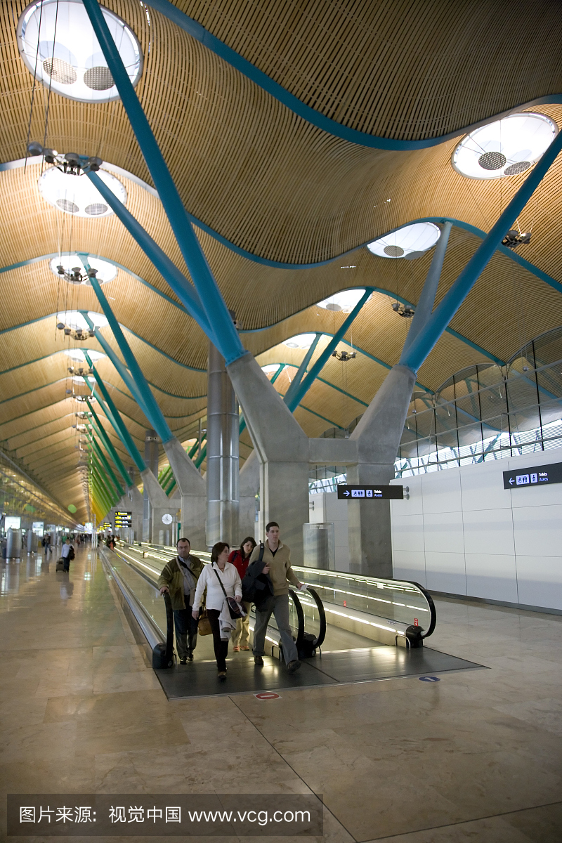 乘客抵达西班牙马德里巴拉哈斯机场新航站楼4