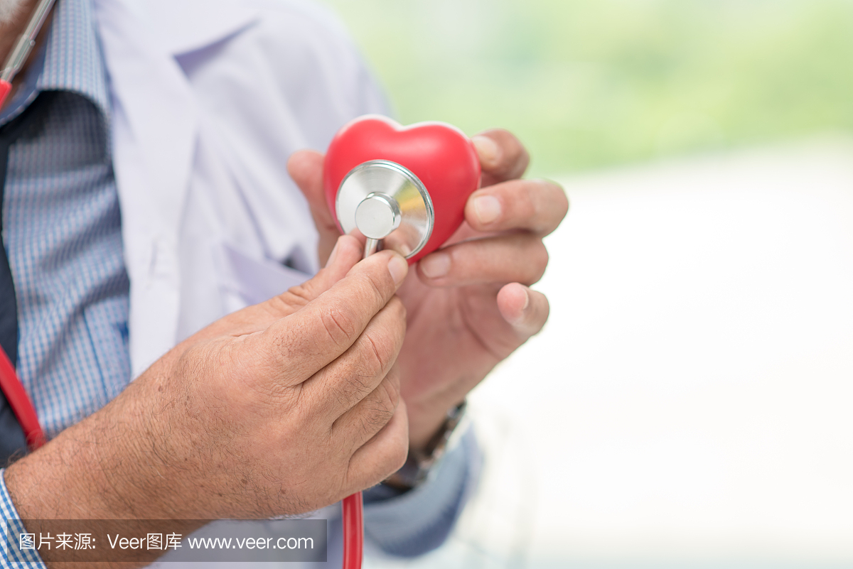 医生使用听诊器检查红色心脏,年度健康检查