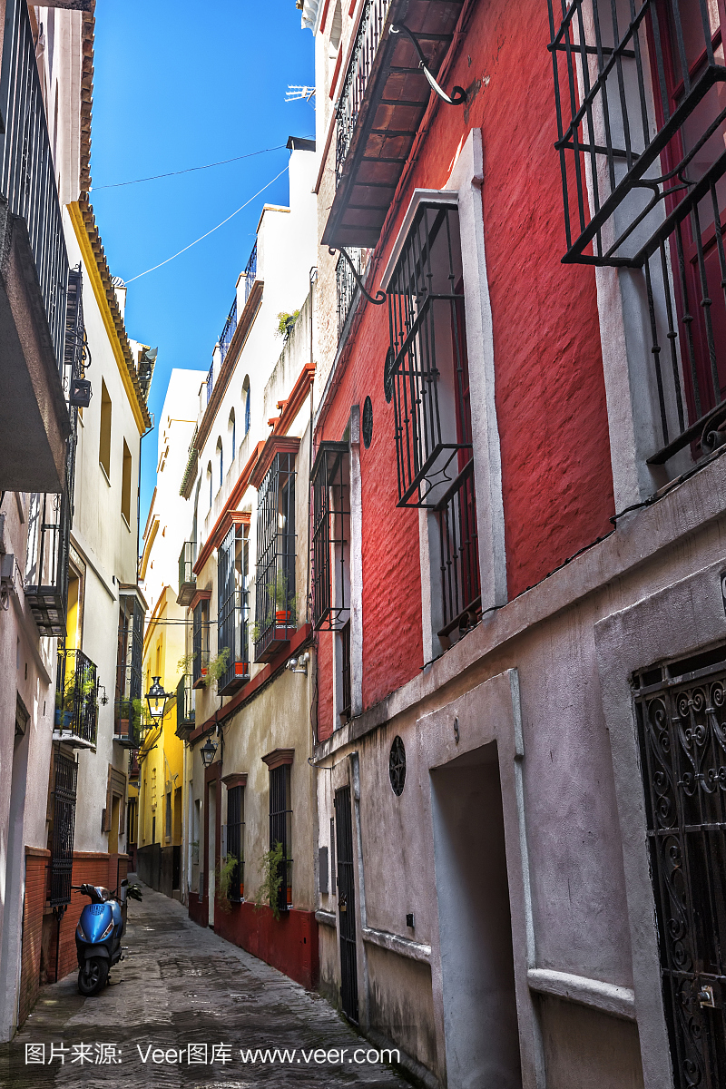 色彩缤纷的房子在西班牙塞维利亚的小街。