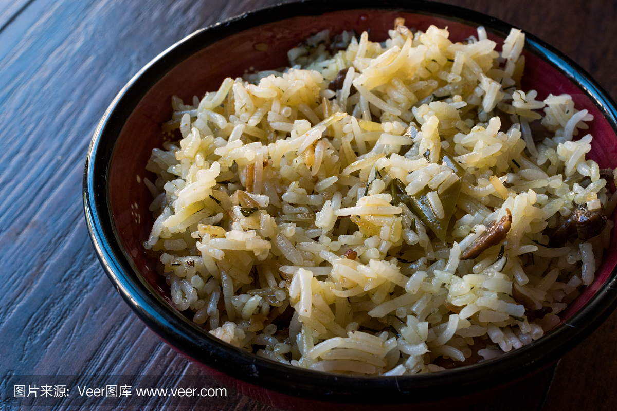 在准备好的碗的煮熟的印度大米。