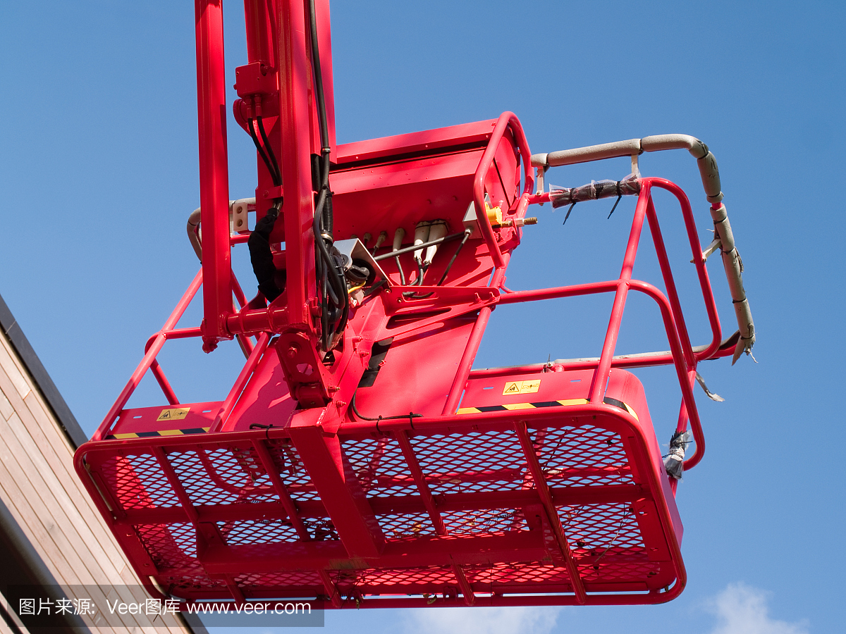 红樱桃采摘机平台从下方延伸。