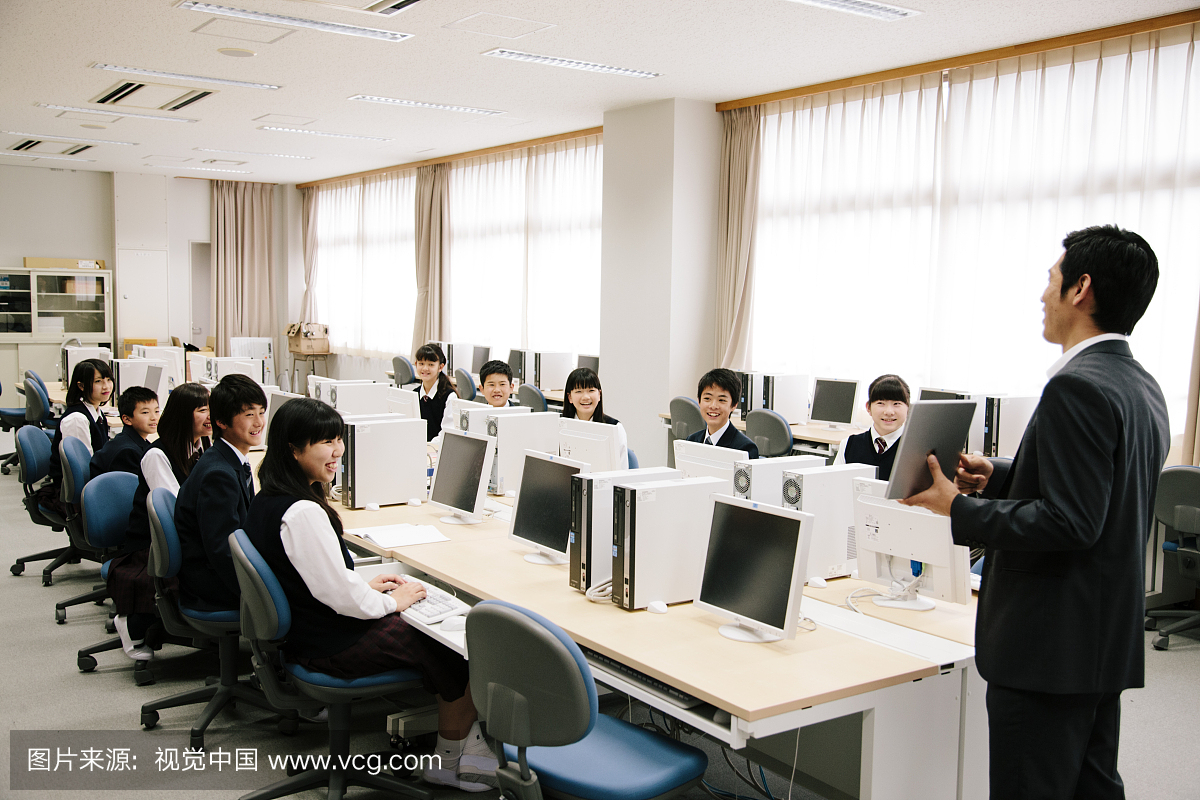 高中班和老师使用平板电脑,日本