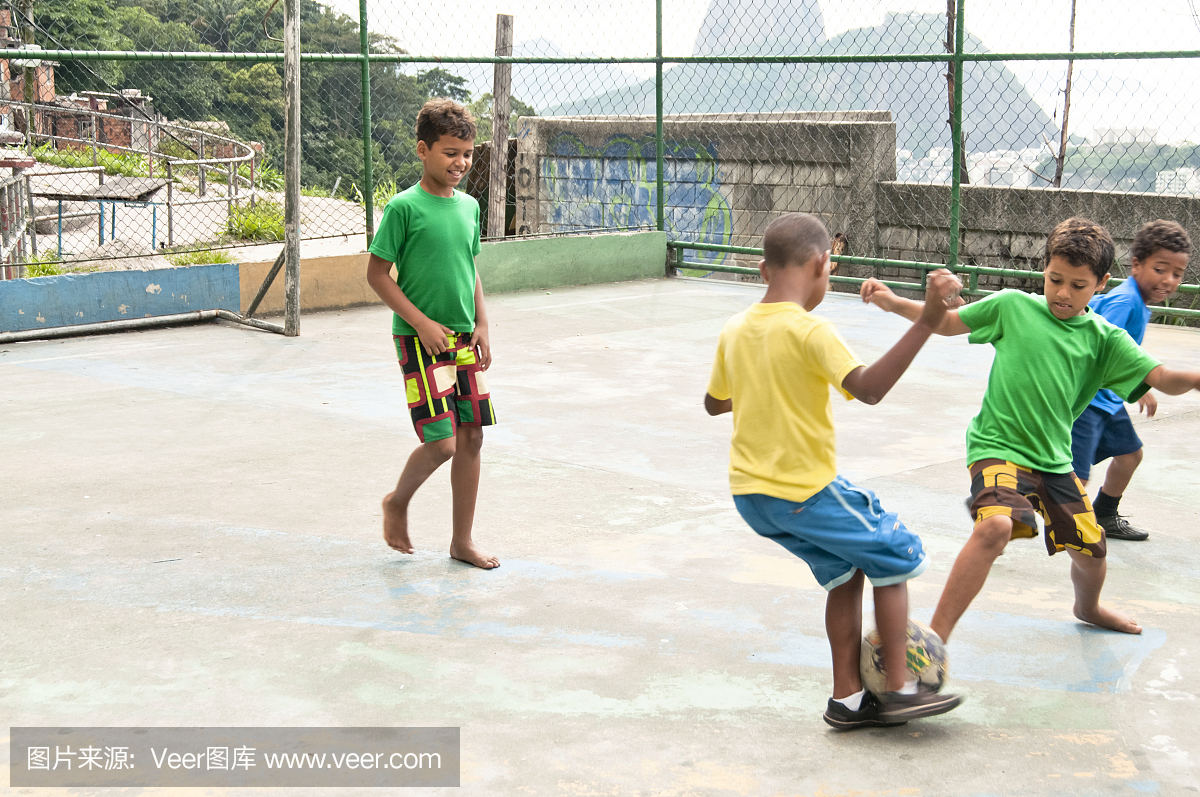 年轻的男孩踢足球,里约热内卢,巴西,南美洲。